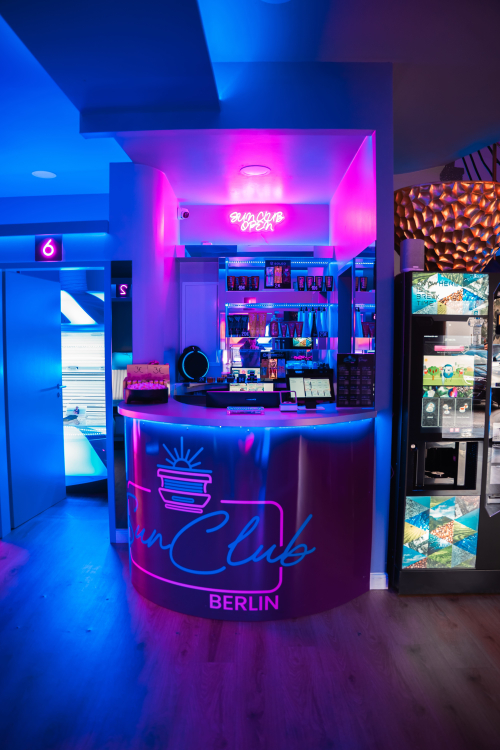 Sunclub Berlin Empfangsbereich mit Neonbeleuchtung