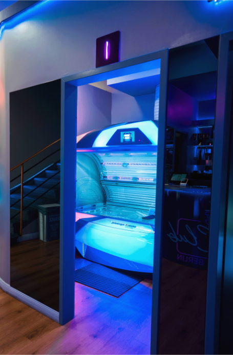 Sunclub Berlin Solarium mit blauem Neonlicht