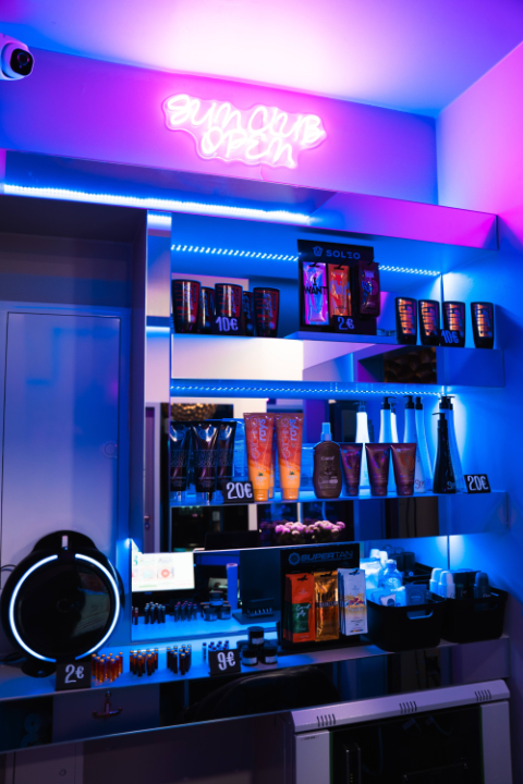 Sun Club Open Neonschild und Produktregal