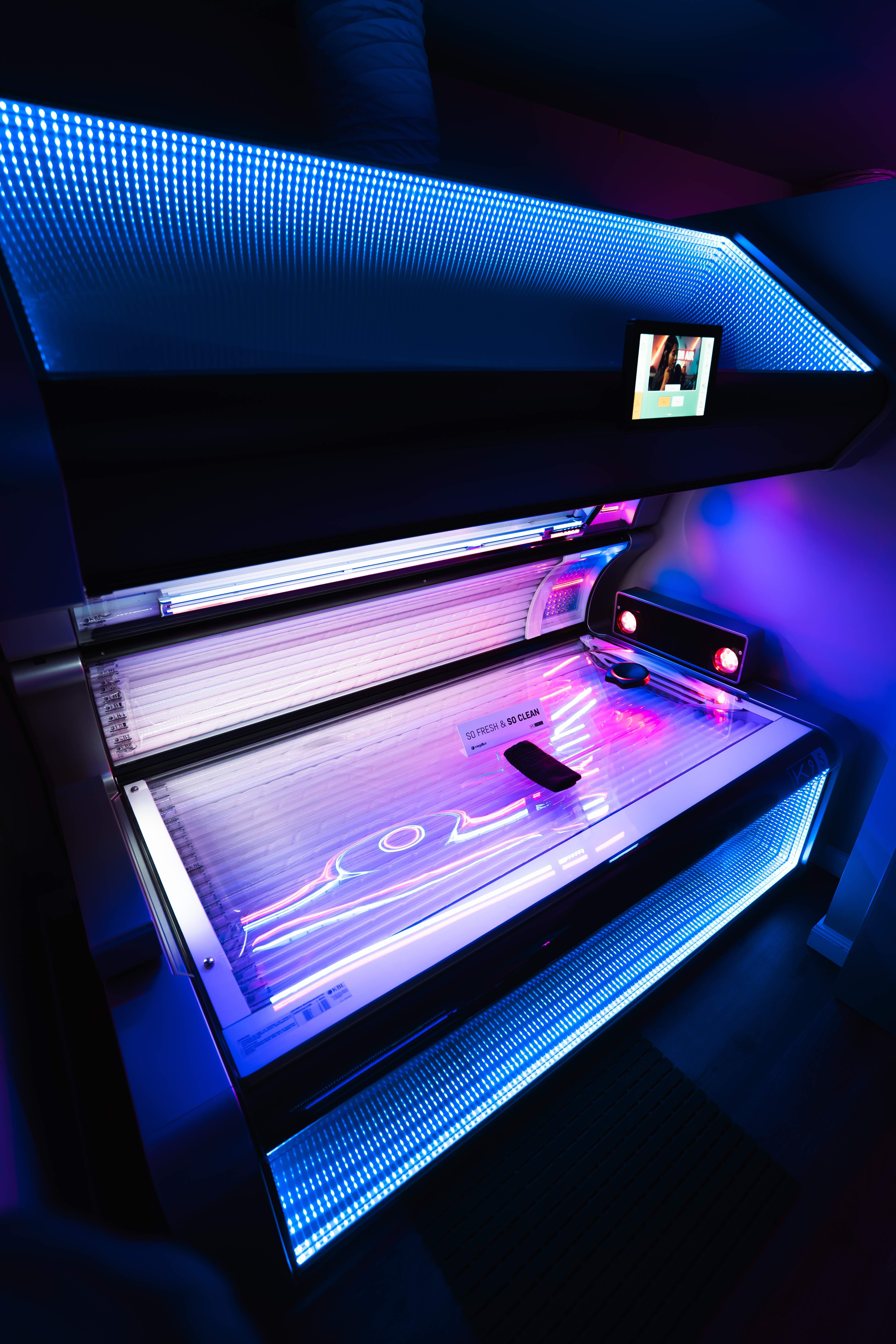 Moderne Sonnenbank mit LED-Beleuchtung